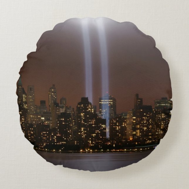 Almofada Redonda Tributo do World Trade Center na luz em New York. (Frente)