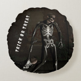 Almofada Redonda Trick or Treat. Man dressed as skeleton