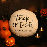 Almofada Redonda Trick ou Tratar Travesseiro redondo | Feliz Dia da<br><div class="desc">Adicione um toque estranho à sua decoração do Dia das Bruxas com este Travesseiro de Trick ou Trate Feliz Halloween! Apresentando uma elegante tipografia manuscrita, este travesseiro aconchegante é perfeito para salas de estar assombradas, quartos com fezes ou porchas festivas. Ideal como um sotaque sazonal ou um presente de Halloween...</div>