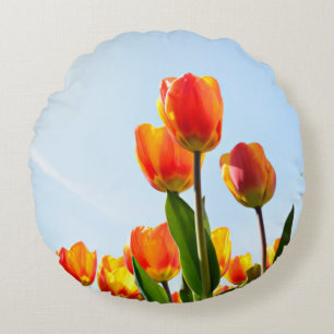 Almofada Redonda Tulipas alaranjadas e vermelhas de baixo de