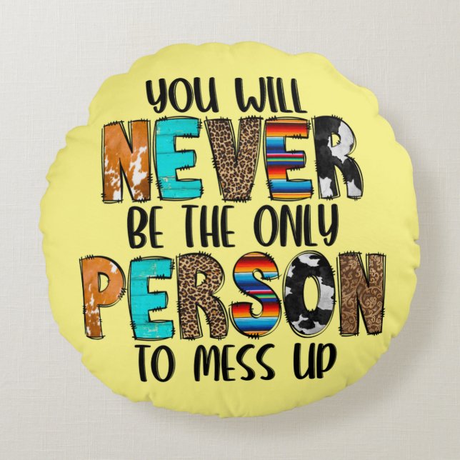 Almofada Redonda Você Nunca É A Única Pessoa A Se Meter (Frente)