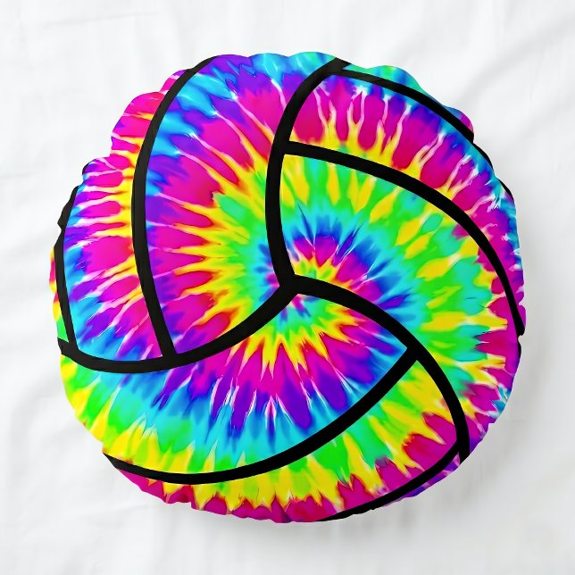 Almofada Redonda Volei Tie-Dye Fofo Esportivo Colorido (Colorful tie-dye volleyball pillow on white bedsheet. Great for volleyball kids.)