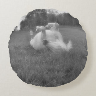 Almofada Redonda White Mare Rolling in Grass em uma Fazenda de Cava