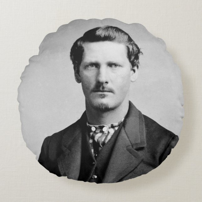 Almofada Redonda Wyatt Earp: Oficial, Pistoleiro, Dono de Saloon (Frente)