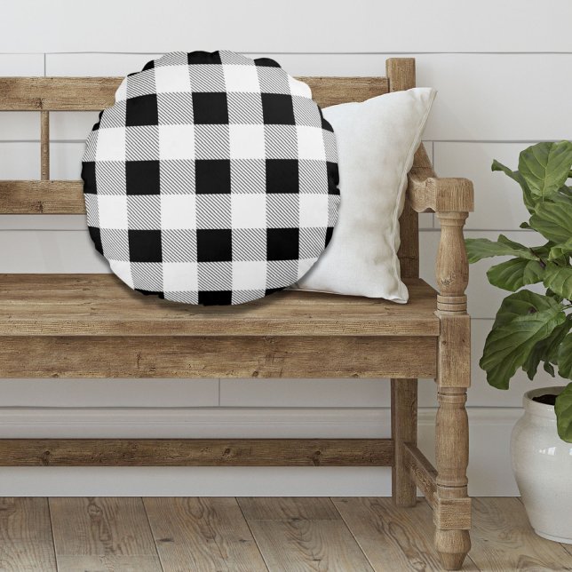 Almofada Redonda xadrez branca e negra da fazenda russa (rustic farmhouse chic black and white plaid round pillow)