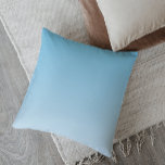 Almofada Respiração minimalista do oceano de ovre<br><div class="desc">Apresentamos o nosso travesseiro decorativo da brisa do oceano, com um espantoso design minimalista que trará um toque de tranquilidade a qualquer espaço. O esquema de cores do ombré começa com um azul columbia calmante no topo, em transição para um ciano pálido e calmante no meio, e terminando com um...</div>