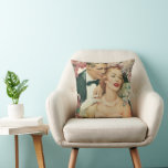 Almofada Retrato do casamento vintage, Noiva retrorada e no<br><div class="desc">Ilustração de vintage,  imagem de casamento de amor e romance apresentando um retrato floral com noiva em seu vestido de noiva e o noivo em seu smoking cercado por flores rosa e brancas.</div>