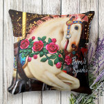 Almofada Retro Carrossel Horse Fotografia Nascer para Scrip<br><div class="desc">"Nascer a brilhar." Você pode quase sentir a música oom pa-pa, símbolos de queda, e o movimento para cima e para baixo e redondo de feliz-volta sempre que você relaxa neste travesseiro decorativo de fotografia suave e confortável. Você pode personalizar facilmente este travesseiro decorativo e eu também ofereço personalização em...</div>