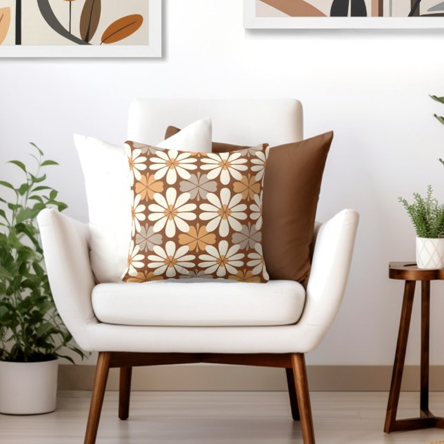 Almofada Retro Floral (Complete your elegant retro look with an exclusive Wild on Flowers Throw PIllow.)