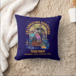 Almofada REUNIÃO DA FAMÍLIA HANUKKAH Personalizável<br><div class="desc">Na moda HAPPY HANUKKAH Chanukah Souvenir Travesseiro decorativo, com TEXTO PERSONALIZÁVEL e FOTO. O texto na parte inferior é PERSONALIZÁVEL para que você possa adicionar sua mensagem personalizada, por exemplo, seu nome, nome da família ou nome da organização. Este Travesseiro decorativo de Chanucá seria um presente de decoração de na...</div>