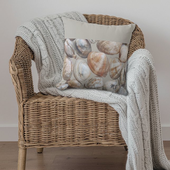Almofada Rhode Island Quahog Clams Coastal Throw Pillow (Add a splash of Rhode Island with this casual Quahog Clam throw pillow! )