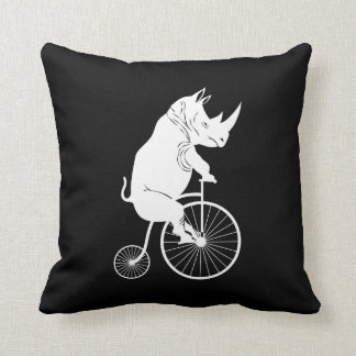Almofada Rinoceronte que monta uma bicicleta velha da forma