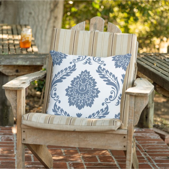 Almofada Rococo Damask Padrão Grande Azul no Branco (Cadeira)