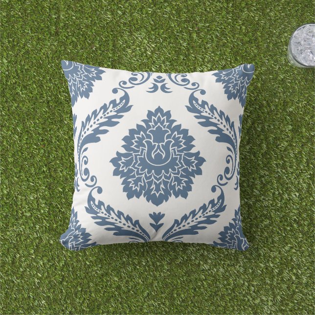 Almofada Rococo Damask Padrão Grande Azul sobre Branco (Grama)