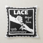 Almofada Românico de mãos dadas 13 aniversário de casamento<br><div class="desc">Se quiser ajuda para personalizar este design, use o botão Perguntar a este designer, logo abaixo deste texto. Uma design romântica para um 13 de aniversário de casamento, esta design tem um marido e mulher a dar as mãos com o local de texto que é o presente tradicional para este...</div>