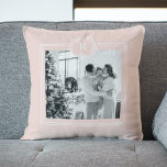 Almofada Rosa Moderno e Branco | Foto da família | Inicial<br><div class="desc">esta fotografia da família rosa e branca moderna exprime um sentimento de união,  amor e estilo contemporâneo. Captura um momento de alegria e unidade,  mostrando a beleza da família e sua conexão harmoniosa.</div>