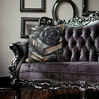 Almofada Rosa Negra Gótica em Pilha de Livros