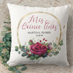 Almofada Rosa vermelha e Eucalyptus Mis Quince Anos Persona<br><div class="desc">Rosa vermelha e travesseiro Eucalyptus Quinceanera, escrito com Mis Quince Años em caligrafia elegante. A design apresenta flores rosa, folhas de eucalipto e verde. O arranjo floral é colocado numa estrutura de círculo geométrico dourado. Se você quiser combinar produtos, navegue na minha coleção ou me envie uma mensagem para adicionar...</div>