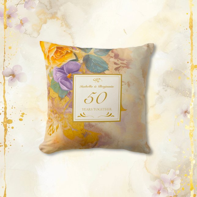 Almofada Rosas Douradas Violetas 50º Aniversário de Casamen (Gold Roses and Violets 50th Wedding Anniversary throw pillow)