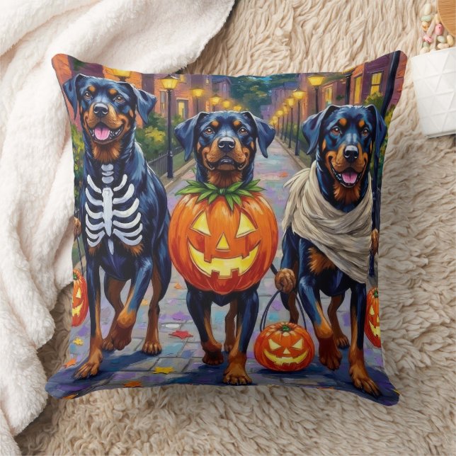 Almofada Rottweiler Trick-or-Treating In Halloween Costumes (Cobertor)