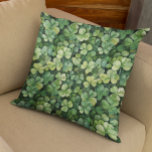 Almofada Rua, o revólver verde do dia de Patrick<br><div class="desc">Este design pode ser personalizado na área fornecida pela alteração da foto e/ou do texto. Ou pode ser personalizado clicando em Personalizar este Modelo e, em seguida, escolhendo o clique para personalizar mais a opção e excluir ou alterar a cor do plano de fundo, adicionar texto, alterar a cor ou...</div>