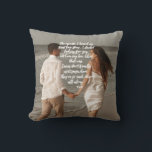 Almofada Rumi Love Story Adicionar Seu Poema Fotográfico<br><div class="desc">Que combinação inspiradora e incrível: a poesia de Rumi,  o famoso poeta místico do século 13,  e a foto fantástica de casal no amor/recém-casados que descreve perfeitamente sua História de Amor. Presente ideal e guardar lembranças românticas duradouras</div>