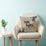 Almofada Rustic Burlap Olhe Sr. e Sra. Wedding<br><div class="desc">© 2014 Designs socialitas. Nosso travesseiro de manutenção de casamento tem um fundo de imagem de burlap com a imagem de texto do Sr. e Sra., juntamente com a noiva personalizável e o texto e data do noivo. Os cantos opostos têm floresces elegantes. Todos os elementos de design podem ser...</div>