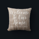Almofada Rustic Welcome To Our Home Custom Family Name<br><div class="desc">Rustic Welcome To Our Home Custom Family Name travesseiro decorativo com tipografia de scripts de caligrafia e imagem de fundo de madeira.</div>