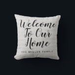 Almofada Rustic Welcome To Our Home Custom Family Name<br><div class="desc">Rustic Welcome To Our Home Custom Family Name travesseiro decorativo com tipografia de script de caligrafia e imagem de fundo de linha falsa.</div>