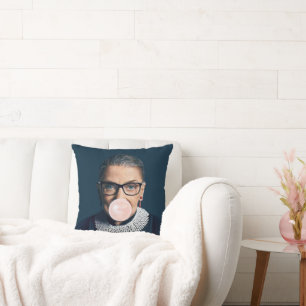 Almofada Ruth Bader Ginsburg soprando a pastilha elástica r
