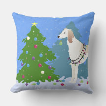 Saluki decorando uma árvore de Natal na floresta