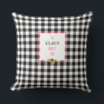 Almofada Santa Xadrez Holly Christmas Family Festivo<br><div class="desc">Xadrez de Buffalo em Preto e Branco com Vermelho e Holly. CLÁUS personalizado, TEXTO em vermelho e preto. Fácil de personalizar texto, cor do texto, fonte. Decoração de Natal clássico com Papais noeis divertidos Twist para qualquer família no Natal. Um eterno e um presente precioso para qualquer um. Misturar e...</div>