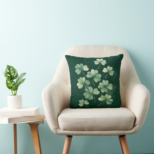Almofada Scattered Watercolor Clovers Accent Throw Pillow  (Cadeira)