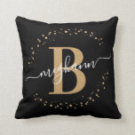 Almofada Script Monograma de Nome Dourado Elegante, Negra G<br><div class="desc">Travesseiro personalizado monograma personalizado com nome original de monograma branco, elegante, moderno, cor-de-rosa e preto. Apresentando uma inicial de monograma e um script de nome feminino em uma fonte com letras maiúsculas de caligrafia e uma estrutura com círculo pontilhado ao redor do seu monograma. Presente feminino perfeito para irmã, mãe,...</div>