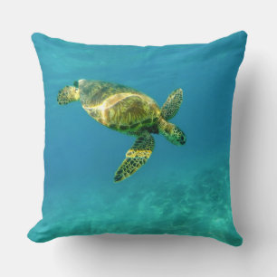 Almofada Sea Turtle nadando na água do oceano de turquesa