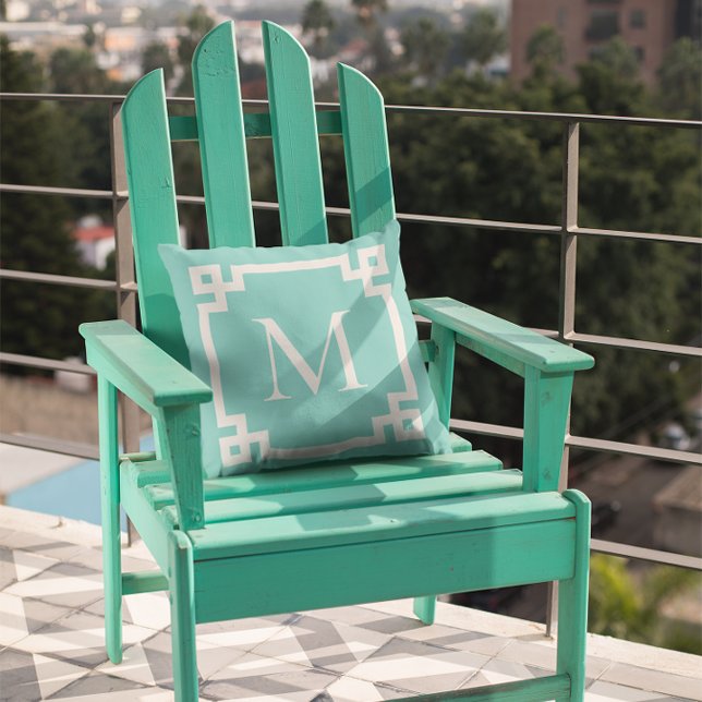Almofada Seaglass Teal e White Monograma - Limite-chave gre (Create your own monogrammed Greek Key border square throw pillow.)