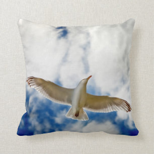Almofada Seagul em vôo com céus azuis e a nuvem branca,