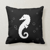 SEAHORSE BRANCO em travesseiro preto