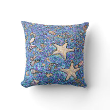 Seashells abstratos no travesseiro azul da areia