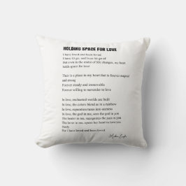 Almofada Segurando o Espaço para o poema do amor