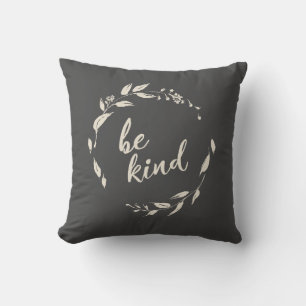 Almofada Seja gentil com as aspas inspiradoras e coroa em p