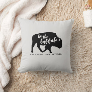 Almofada Seja o Buffalo Charge the Storm