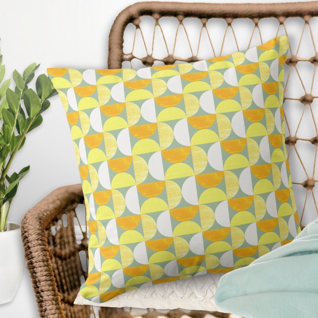 Almofada Semicírculos Brilhantes de Abstrato meio século Mo (A throw pillow with mid century modern design of semicircles in orange, yellow and white on green)