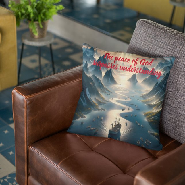 Almofada Serene Sail: Barco, Água, Montanhas (Criador carregado)