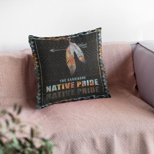 Almofada Seta Tribal de Pena Indiana do Orgulho Nativo (Criador carregado)