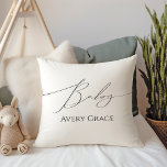 Almofada Sexo Imunológico Neutro Com Nome Do Bebê<br><div class="desc">Apresentando nosso branco ponto morto de gênero com travesseiro decorativo de nome de bebê — perfeito para qualquer estação, seja outono, inverno, primavera ou verão! Este travesseiro tem uma vibração boho-chic com caligrafia moderna e elegante e uma design minimalista a preto-e-branco. É bonito e único, com um toque de chique...</div>