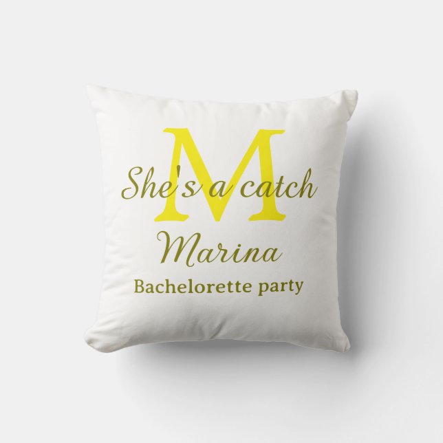 Almofada She's a catch yellow monogram bachelorette party n (Frente)