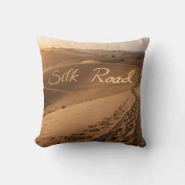 Almofada Silk Road Desert Landscape Typography Art