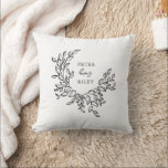 Almofada Simple Love Script Botanical Wreath Bride<br><div class="desc">Este travesseiro romântico de noivas apresenta uma bonito coroa botânica ilustrada com nomes personalizados e letra de roteirista de amor. Este belo design preto e branco é um presente perfeito para uma noiva ou namorada. Compre esta loja para coordenar decoração e presentes elegantes.</div>