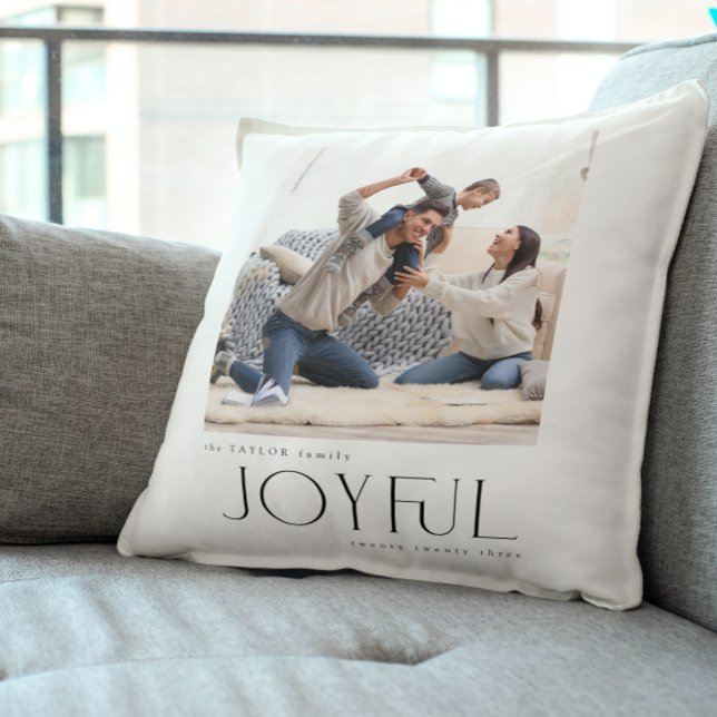 Almofada Simples família alegre 2 Foto Natal (Snuggle Up with Joy! Personalize Your 'Joyful' Holiday Pillow 🎄🛋️ [Add Your Photo])